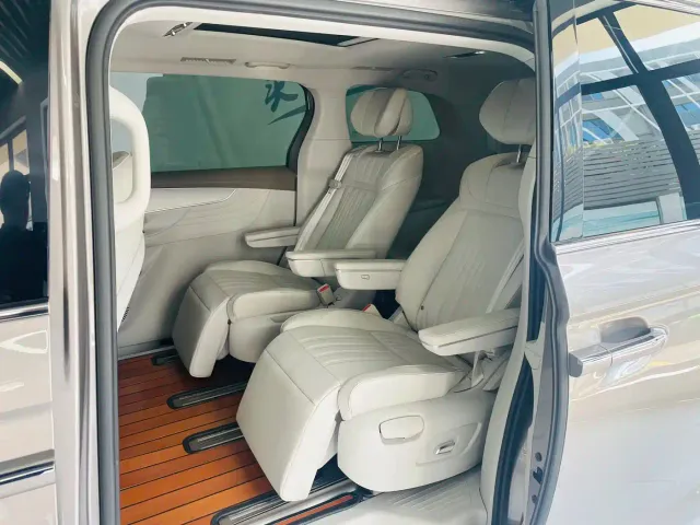 Roewe iMAX8 — Фото автомобиля 10