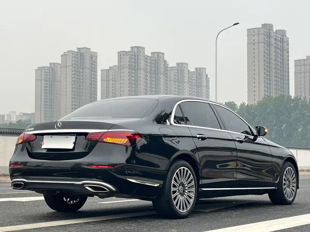 Mercedes-Benz E-Class — Фото автомобиля 4