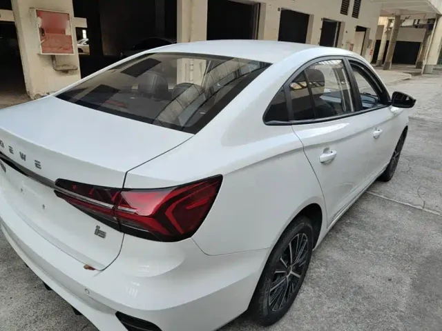 Roewe i5 — Фото автомобиля 6