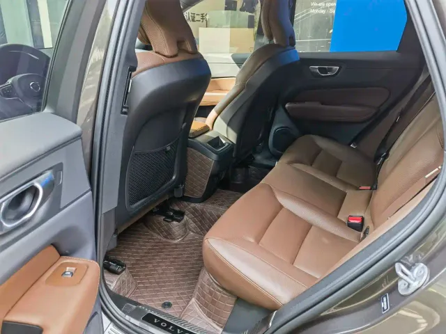 Volvo XC60 — Фото автомобиля 9