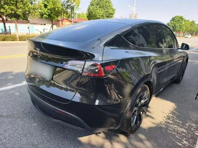 Tesla Model Y — Фото автомобиля 6
