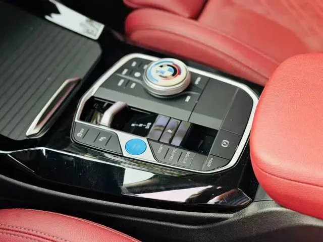 BMW iX3 — Фото автомобиля 12