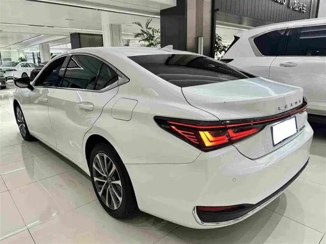 Lexus ES — Фото автомобиля 20