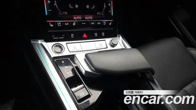 Audi e-tron — Фото автомобиля 9