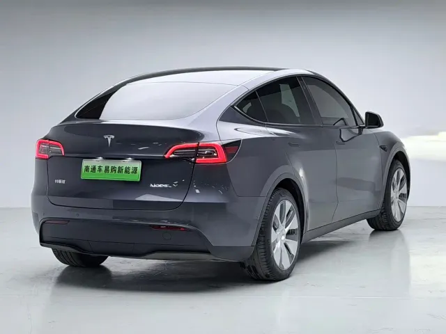 Tesla Model Y — Фото автомобиля 18
