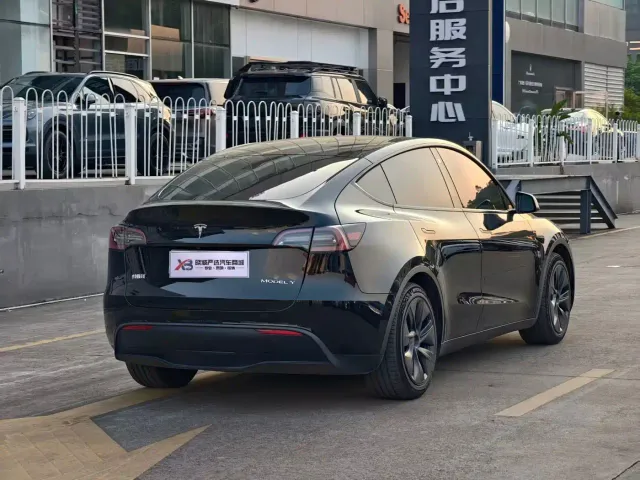 Tesla Model Y — Фото автомобиля 8