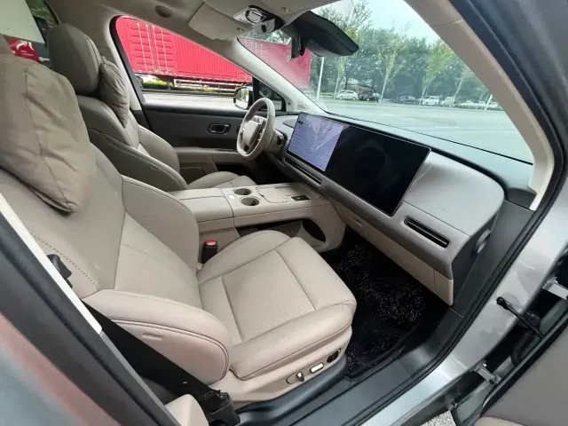 Li Auto i8 — Фото автомобиля 15