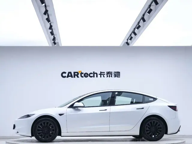 Tesla Model 3 — Фото автомобиля 2