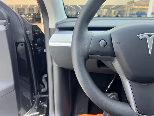 Tesla Model Y — Фото автомобиля 11