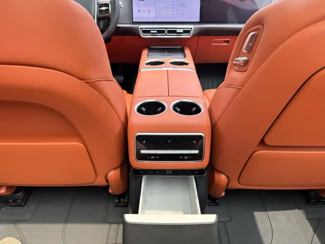 Li Auto L9 — Фото автомобиля 16