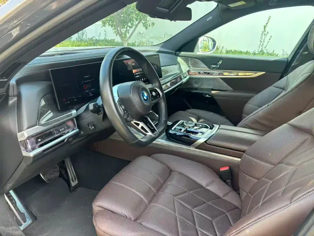 BMW i7 — Фото автомобиля 4