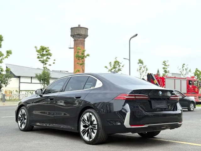 BMW 5 Series — Фото автомобиля 11