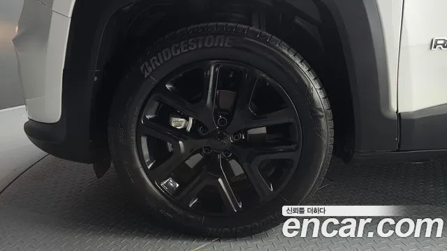 Jeep Renegade — Фото автомобиля 5