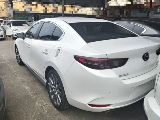 Mazda Axela — Фото автомобиля 4