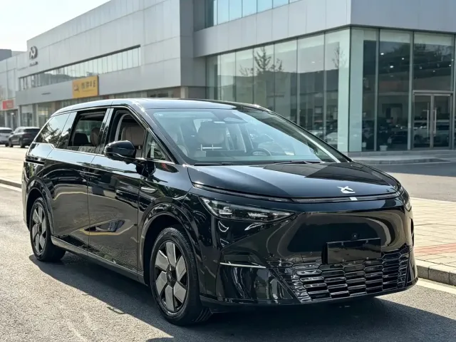 Xpeng X9 — Фото автомобиля 2