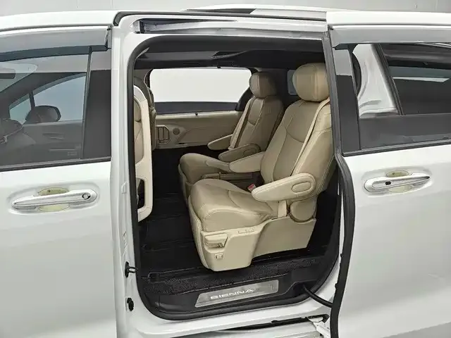 Toyota Sienna — Фото автомобиля 7