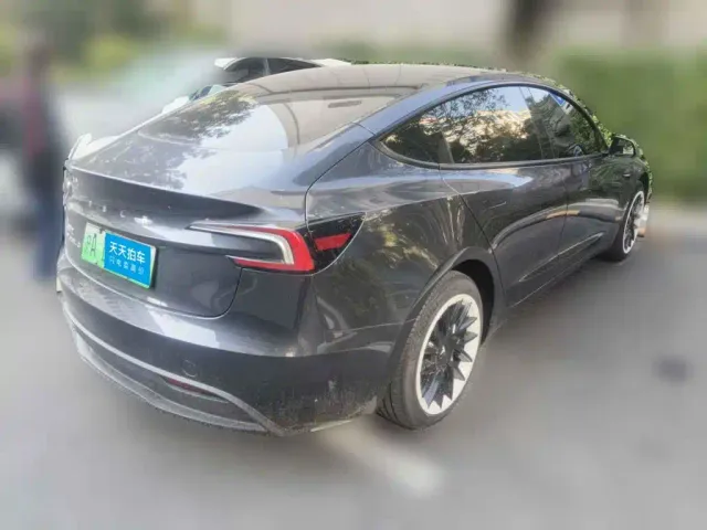 Tesla Model 3 — Фото автомобиля 2