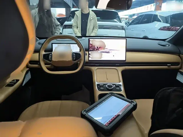 Geely Galaxy Starship 7 EM-i — Фото автомобиля 9