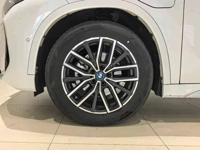 BMW iX1 — Фото автомобиля 7