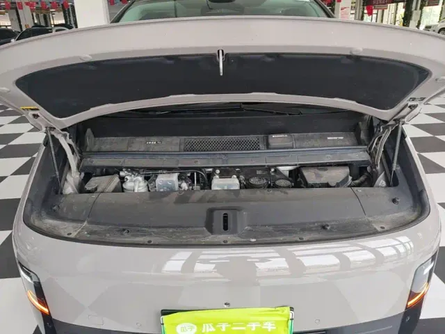 Li Auto MEGA — Фото автомобиля 19