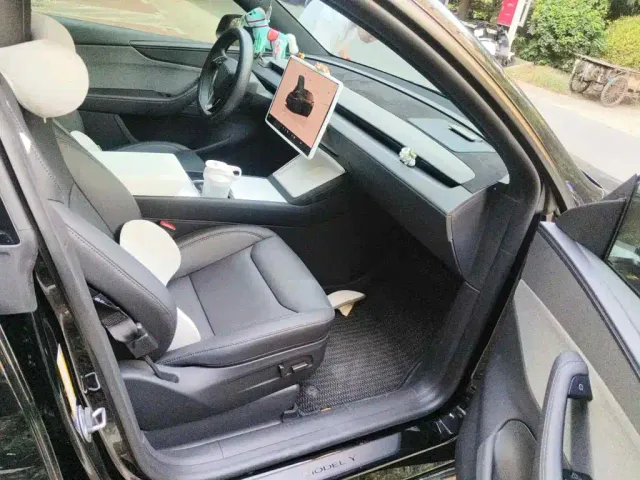 Tesla Model Y — Фото автомобиля 13