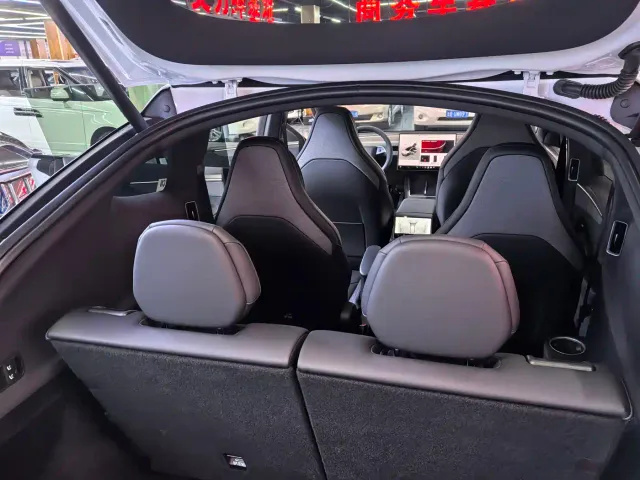 Tesla Model Y L — Фото автомобиля 8