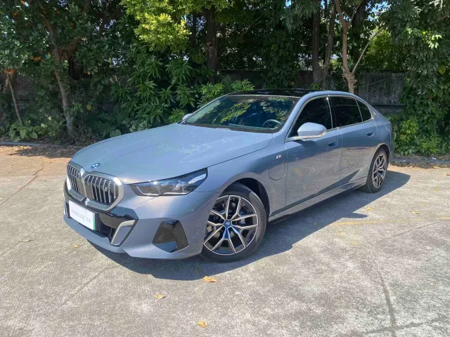 Фотография автомобиля — BMW i5