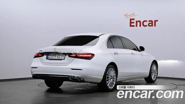Mercedes-Benz E-Class — Фото автомобиля 2