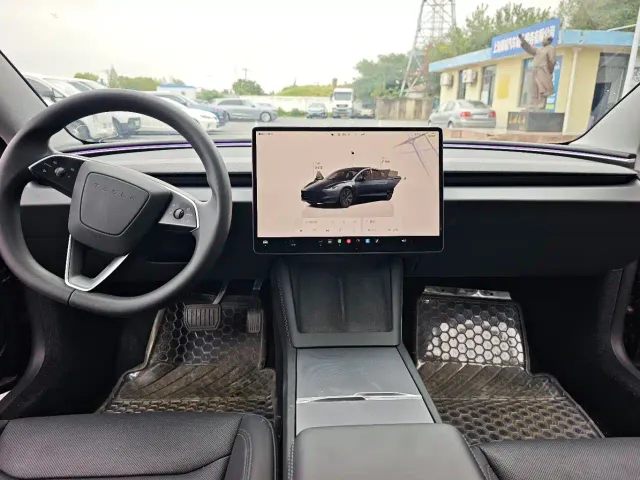 Tesla Model 3 — Фото автомобиля 10