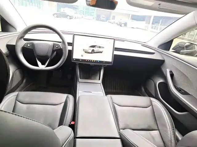 Tesla Model 3 — Фото автомобиля 7