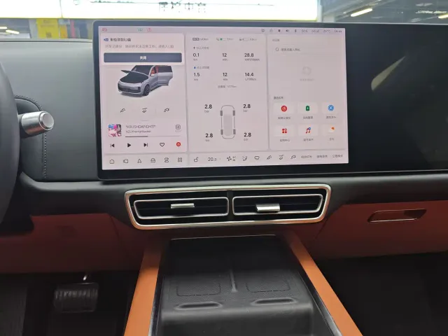 Li Auto L8 — Фото автомобиля 10