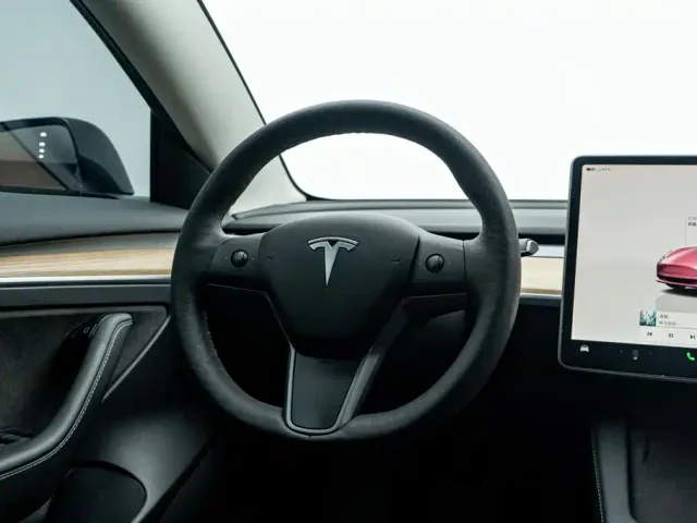 Tesla Model 3 — Фото автомобиля 22