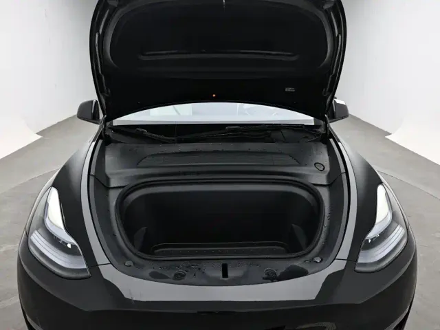 Tesla Model Y — Фото автомобиля 17