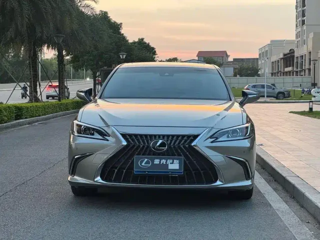 Lexus ES — Фото автомобиля 2
