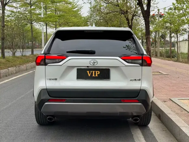 Toyota RAV4 — Фото автомобиля 3