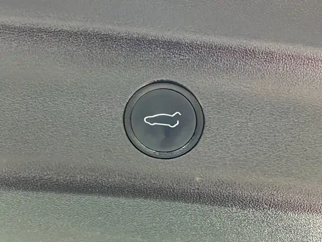Tesla Model Y — Фото автомобиля 12