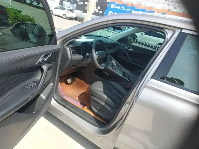 Roewe RX5 — Фото автомобиля 15