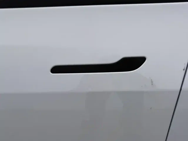 Tesla Model Y — Фото автомобиля 18