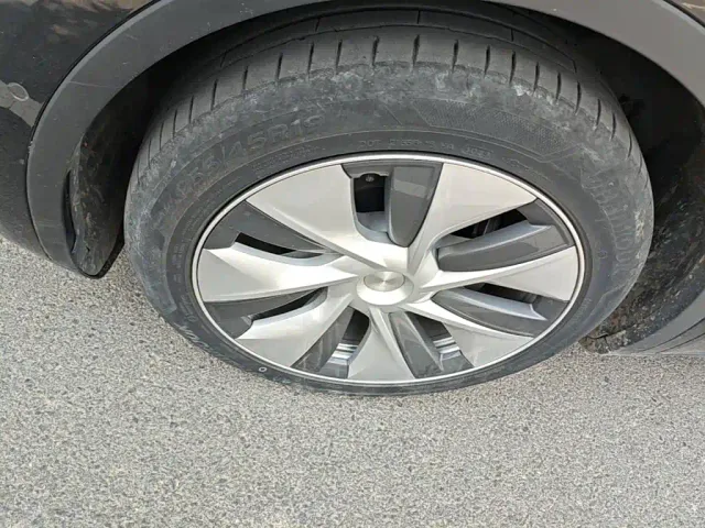 Tesla Model Y — Фото автомобиля 24