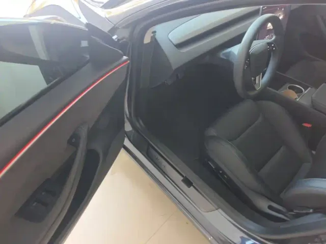 Tesla Model 3 — Фото автомобиля 15