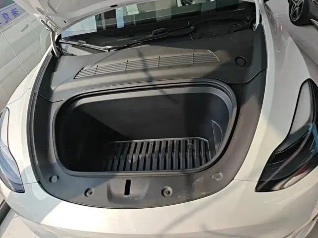 Tesla Model Y — Фото автомобиля 19