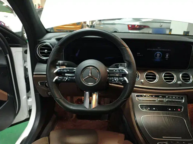 Mercedes-Benz E-Class — Фото автомобиля 2