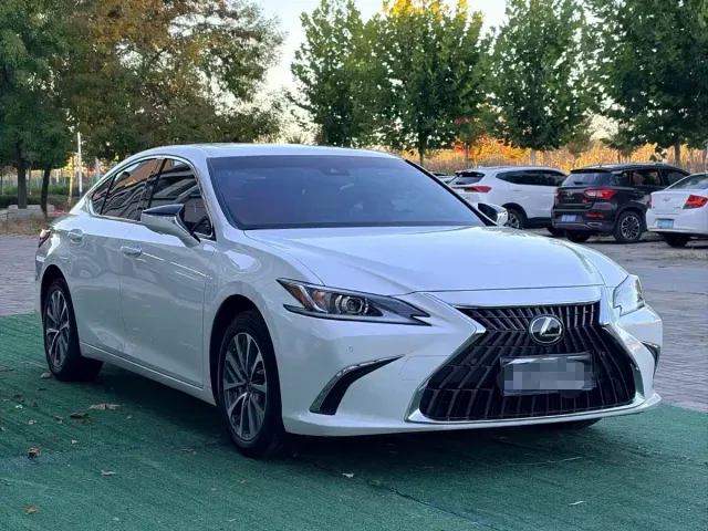 Lexus ES — Фото автомобиля 3