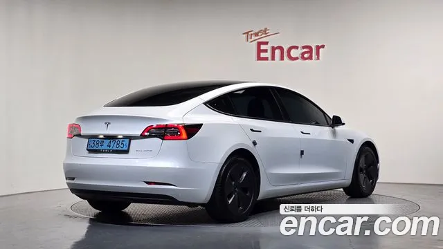 Tesla Model 3 — Фото автомобиля 2