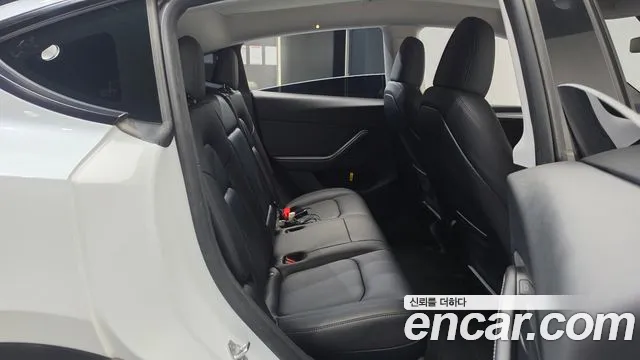 Tesla Model Y — Фото автомобиля 17