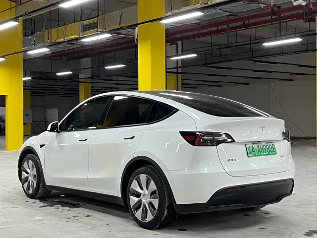 Tesla Model Y — Фото автомобиля 6