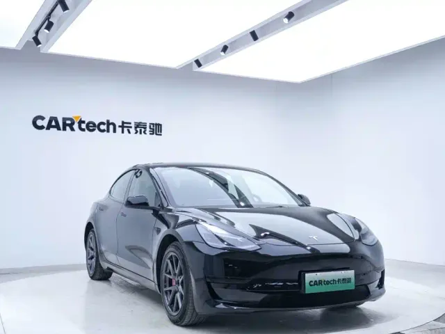 Tesla Model 3 — Фото автомобиля 2