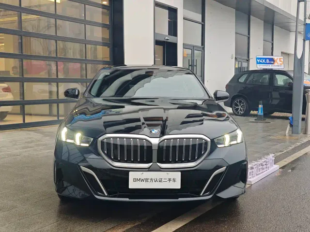 BMW 5 Series — Фото автомобиля 3