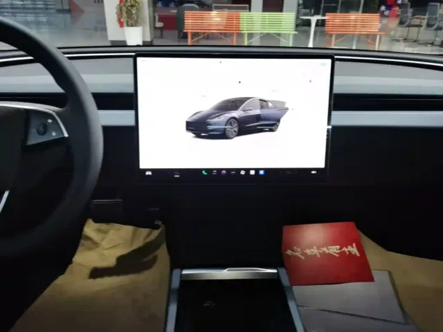 Tesla Model 3 — Фото автомобиля 12