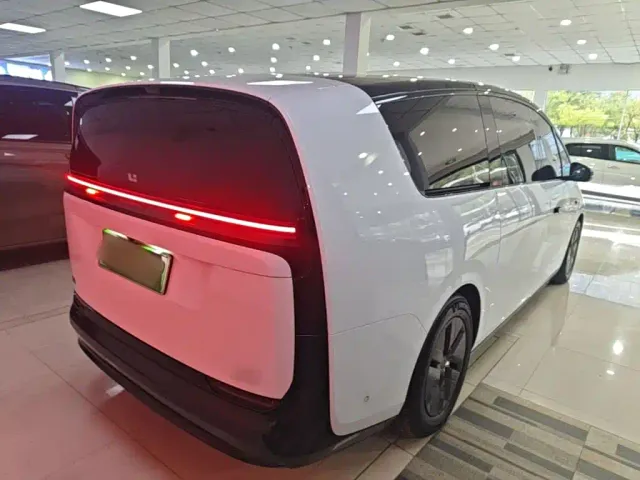 Li Auto MEGA — Фото автомобиля 6